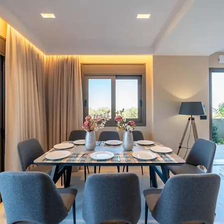 Naturalia Grey Luxury - Private Pool - Sleeps 8 *