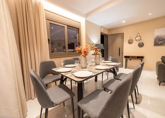 Naturalia Grey Luxury - Private Pool - Sleeps 8 *