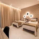Naturalia Grey Luxury - Private Pool - Sleeps 8 *