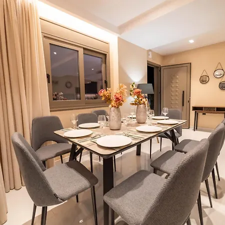 Naturalia Grey Luxury - Private Pool - Sleeps 8 *